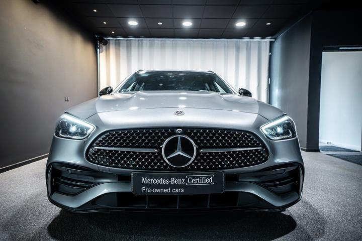 Grå Mercedes C300 e fra 2023