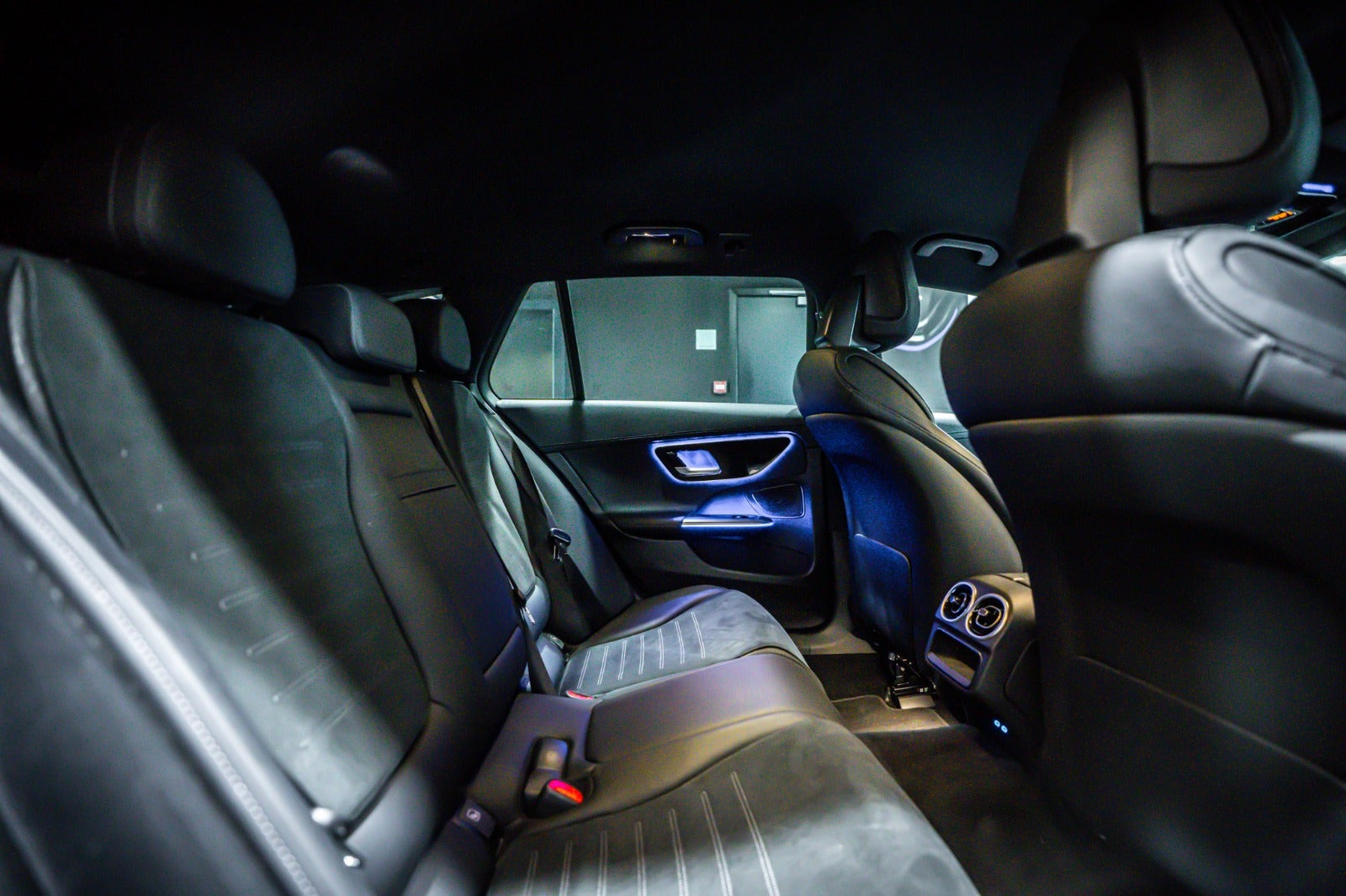 Grå Mercedes C300 e fra 2023