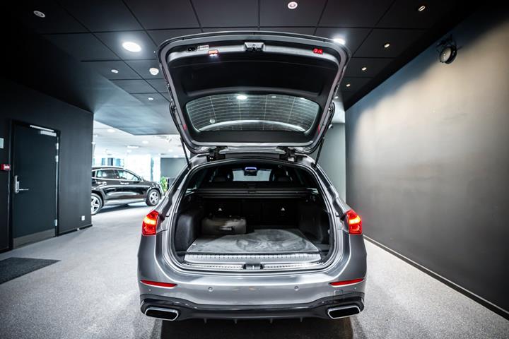 Grå Mercedes C300 e fra 2023