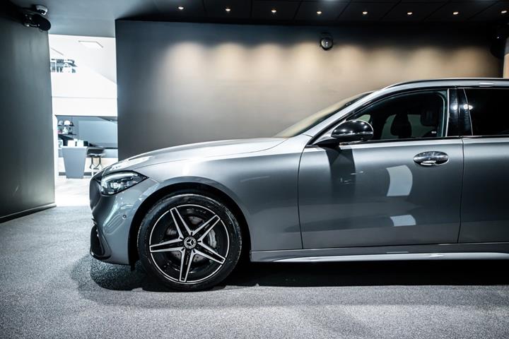 Grå Mercedes C300 e fra 2023