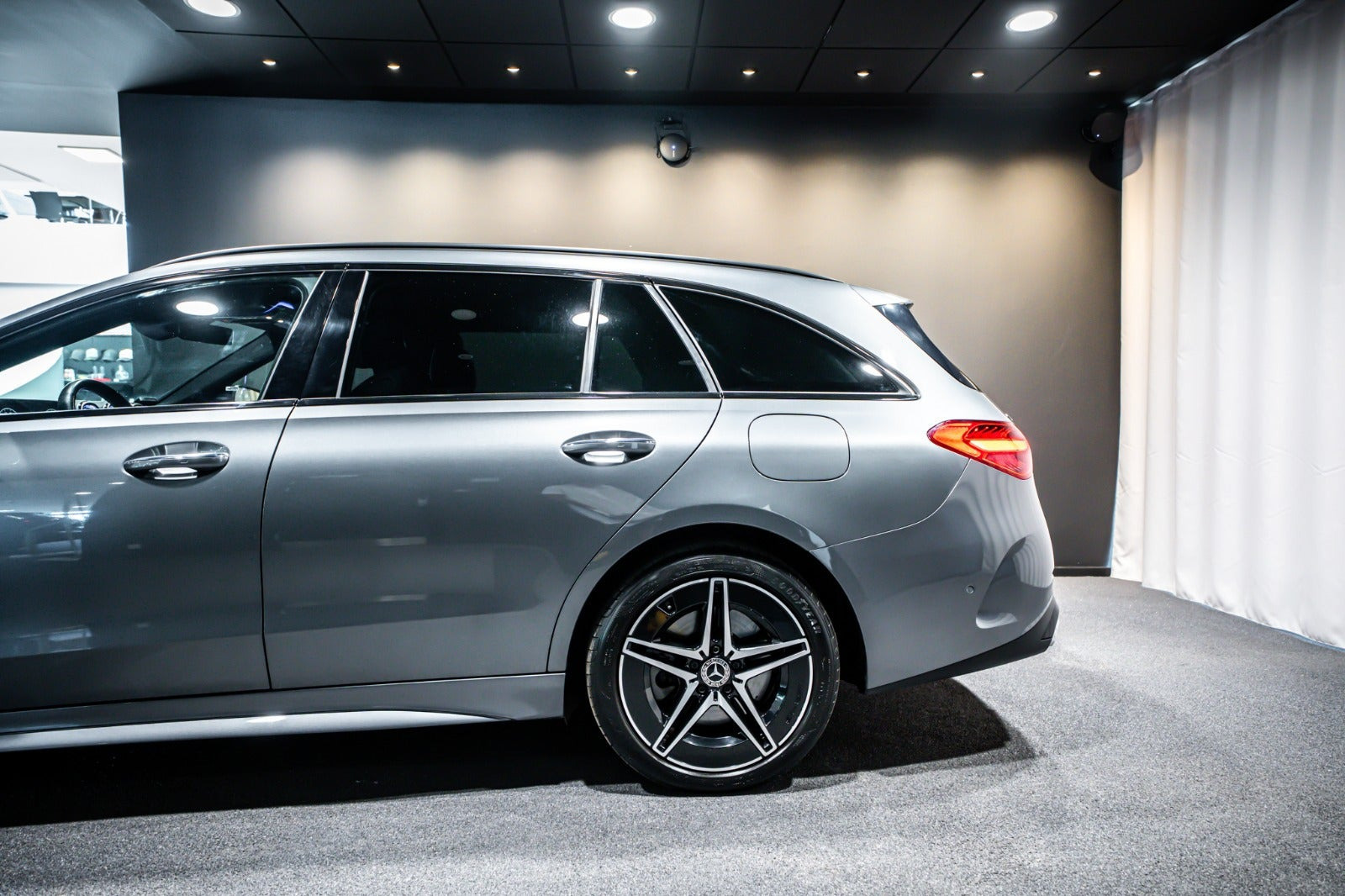 Grå Mercedes C300 e fra 2023