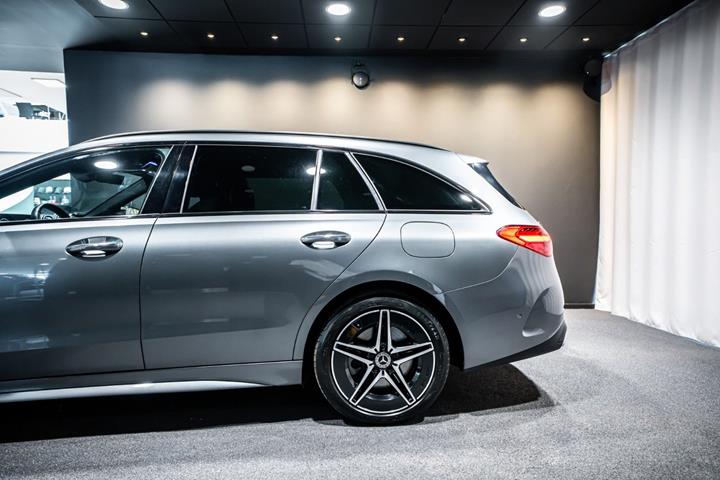 Grå Mercedes C300 e fra 2023