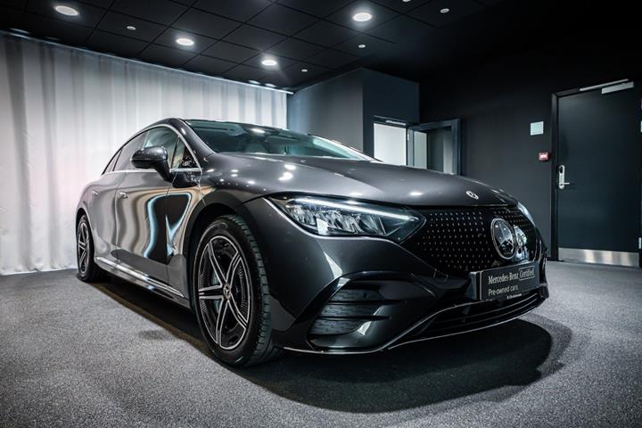 Grå Mercedes EQE350+ fra 2025 set udefra