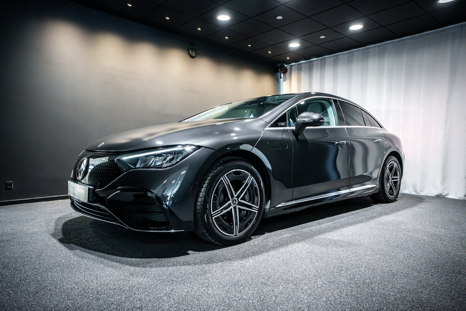 Grå Mercedes EQE350+ fra 2025