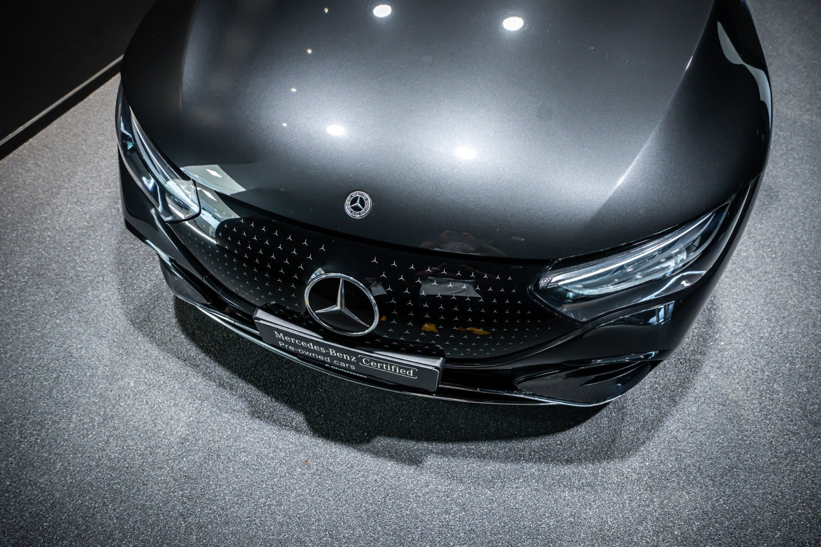 Grå Mercedes EQE350+ fra 2025