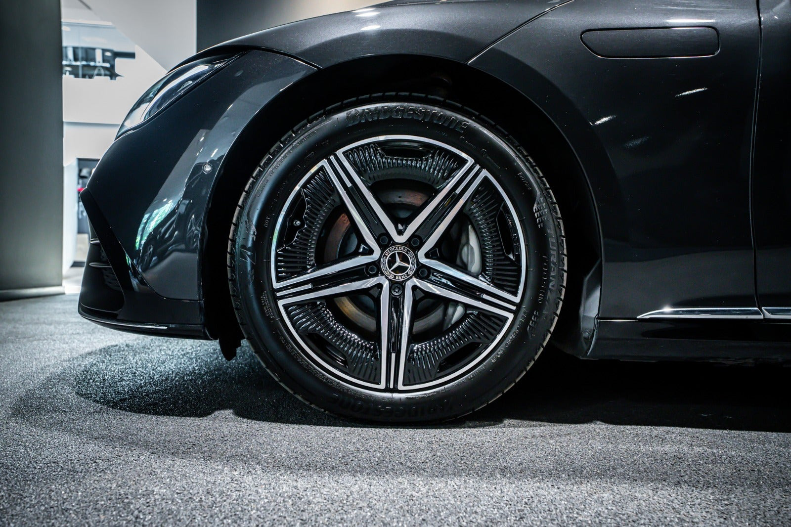 Grå Mercedes EQE350+ fra 2025