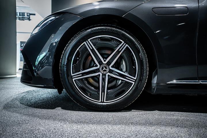 Grå Mercedes EQE350+ fra 2025