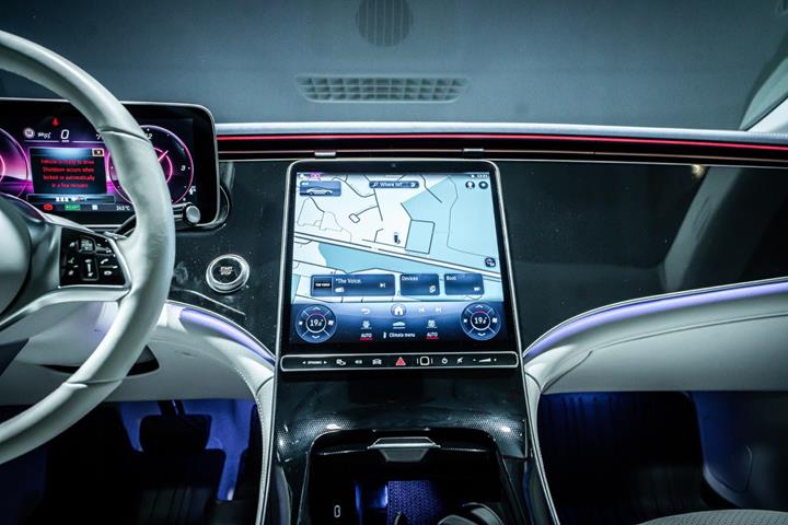 Grå Mercedes EQE350+ fra 2025