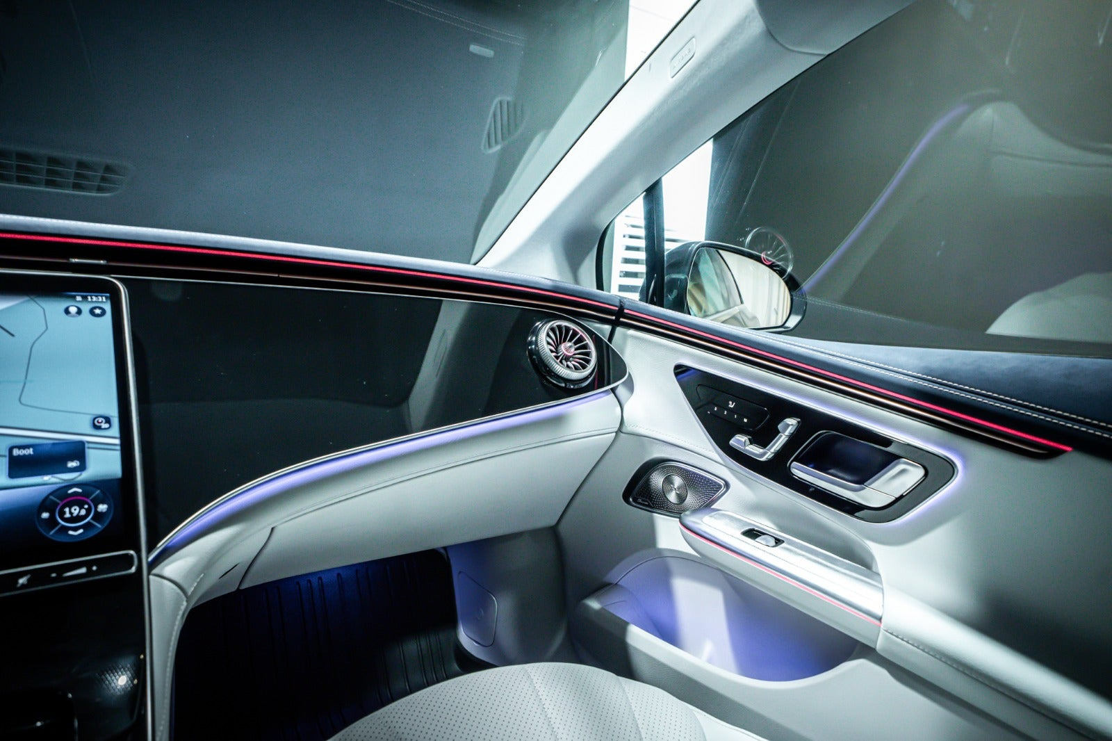 Grå Mercedes EQE350+ fra 2025