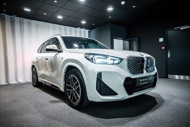 Hvid BMW iX1 fra 2025 set udefra