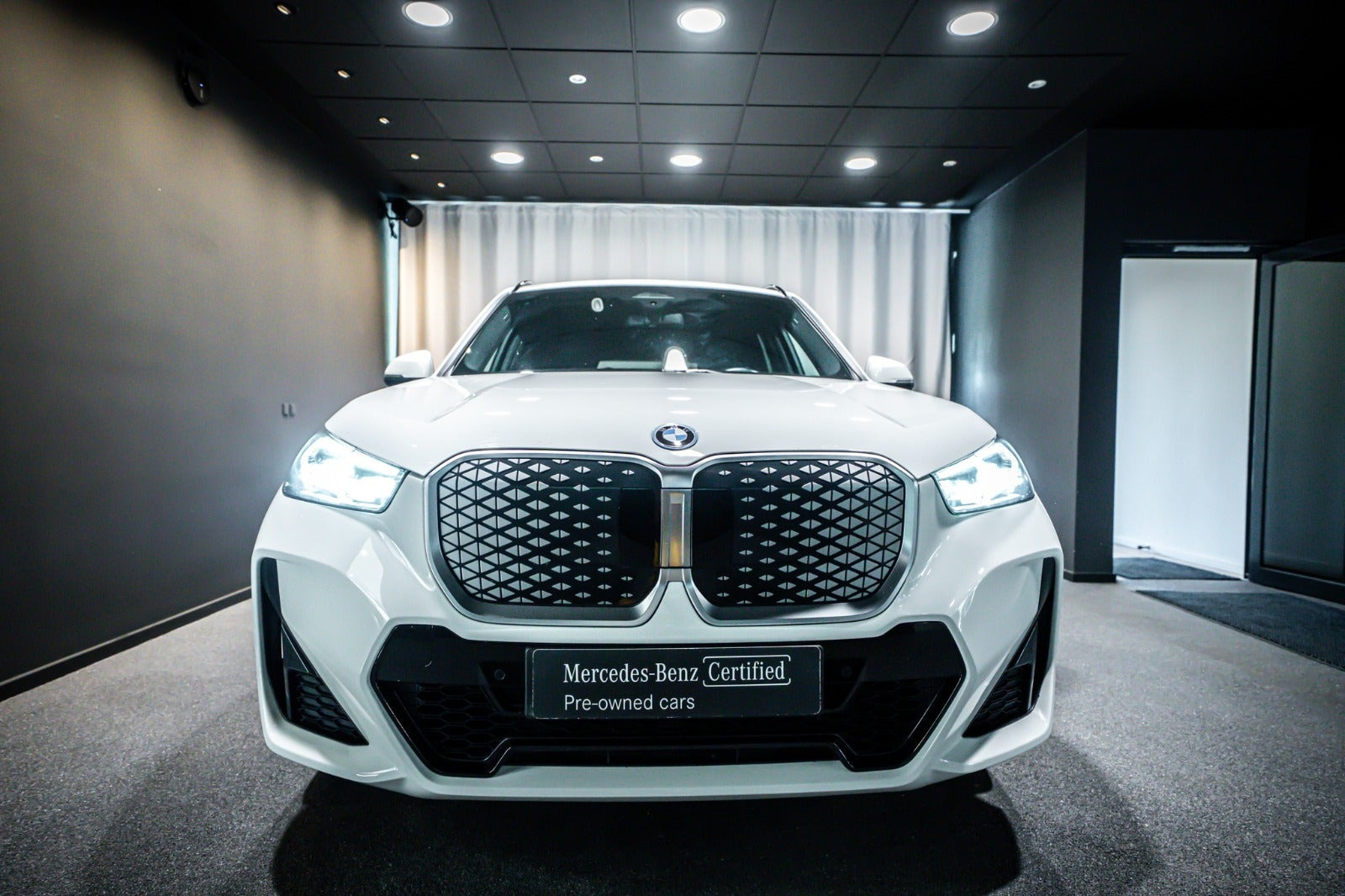 Hvid BMW iX1 fra 2025