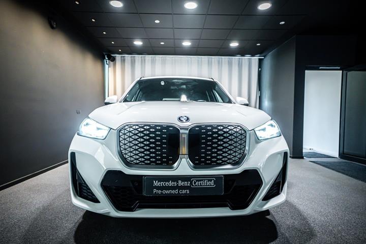 Hvid BMW iX1 fra 2025