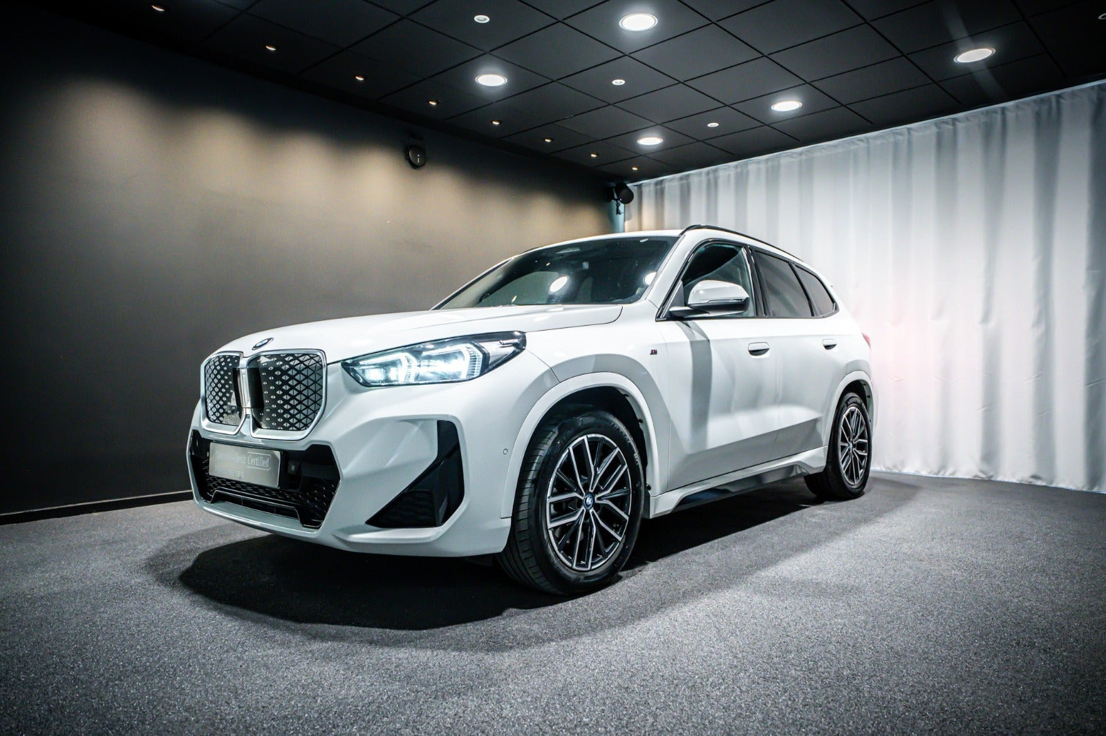 Hvid BMW iX1 fra 2025