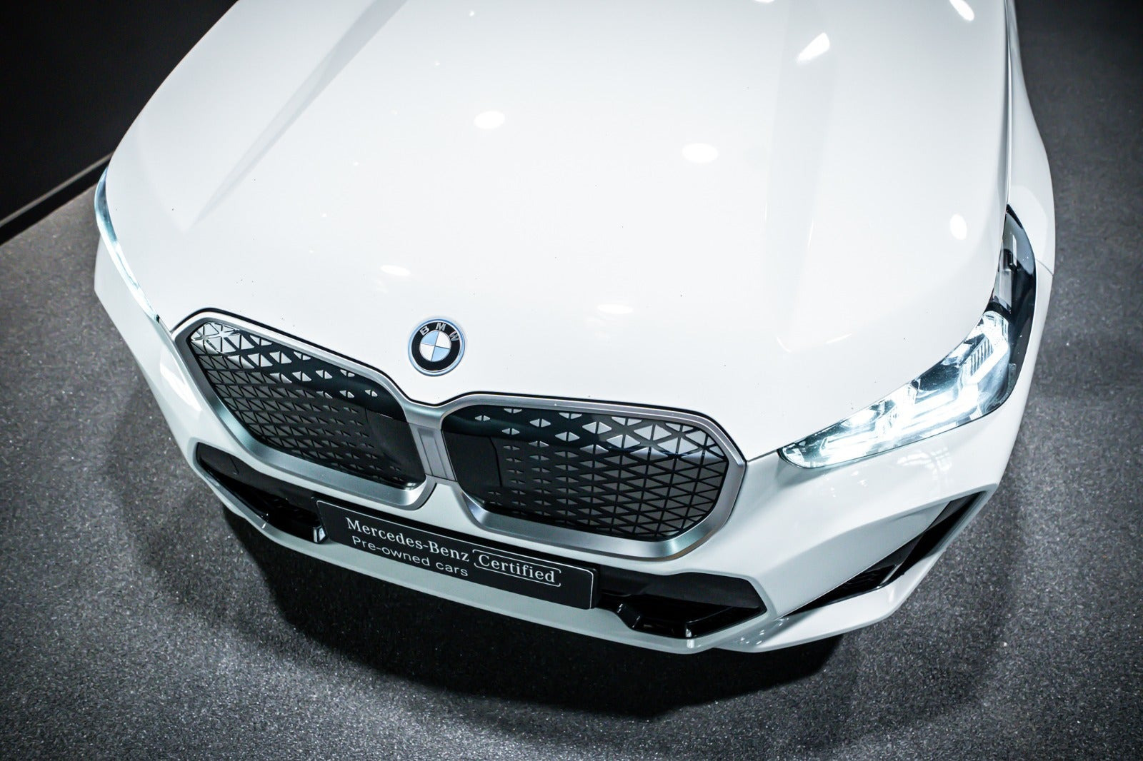 Hvid BMW iX1 fra 2025