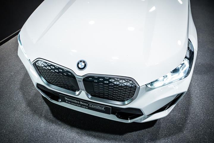 Hvid BMW iX1 fra 2025