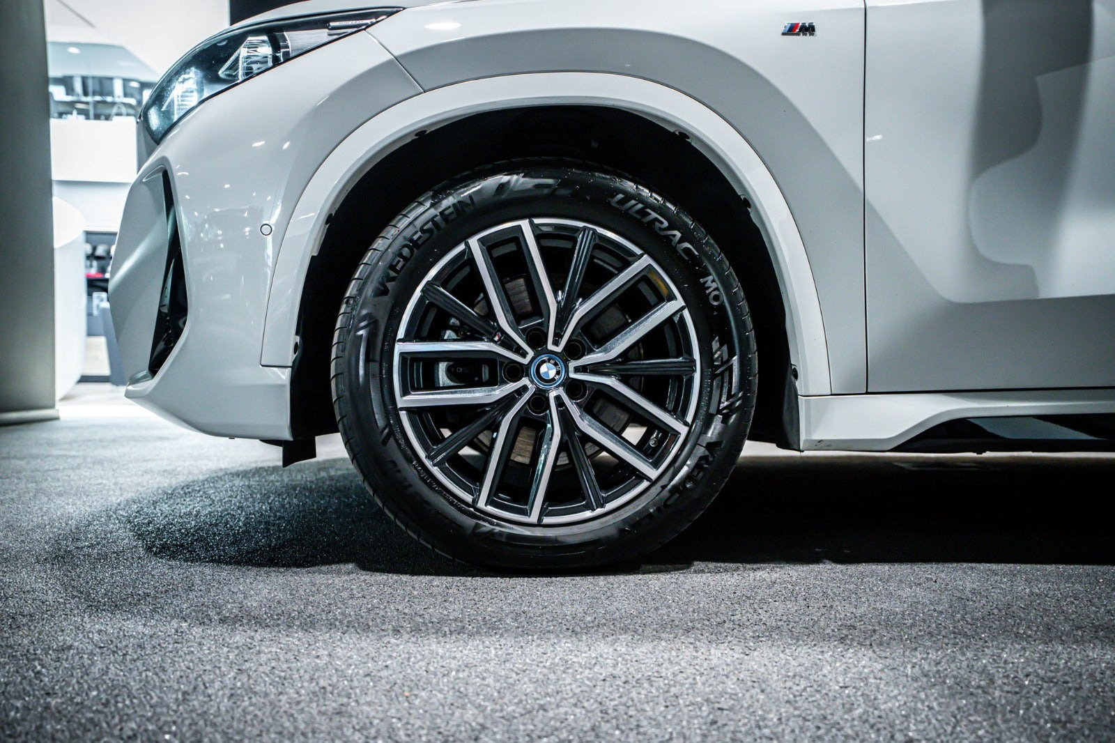 Hvid BMW iX1 fra 2025
