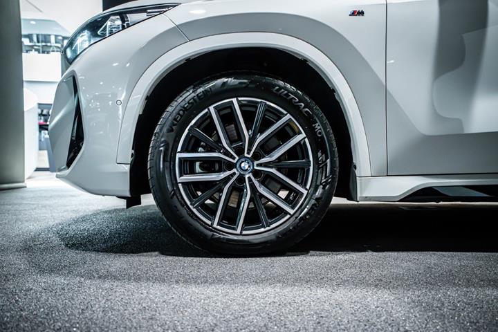 Hvid BMW iX1 fra 2025