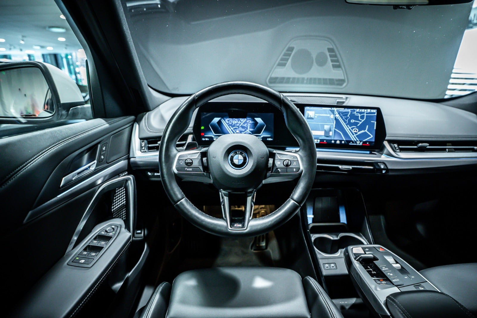Hvid BMW iX1 fra 2025