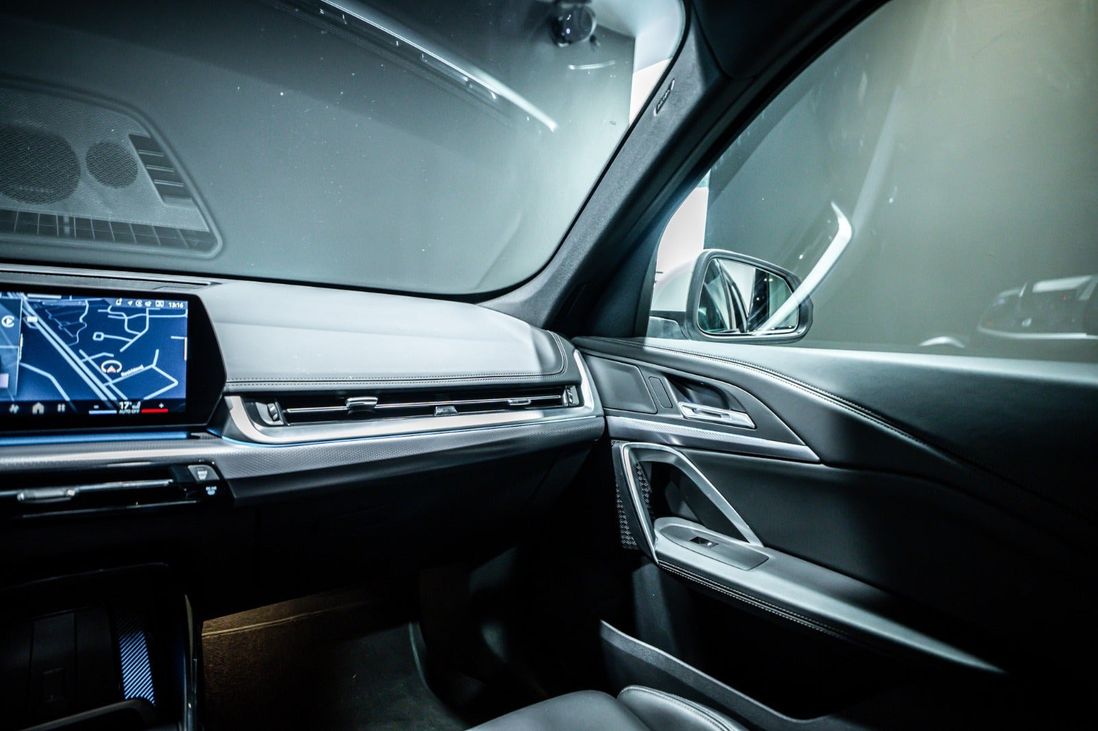 Hvid BMW iX1 fra 2025