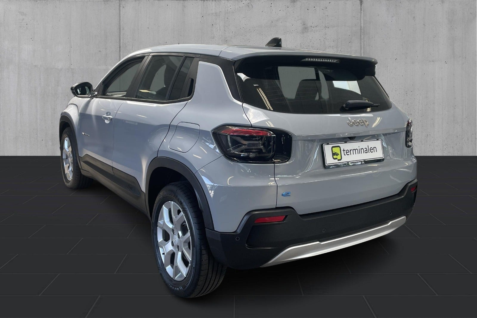 Grå Jeep Avenger fra 2025