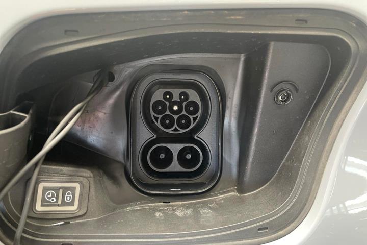 Grå Jeep Avenger fra 2025