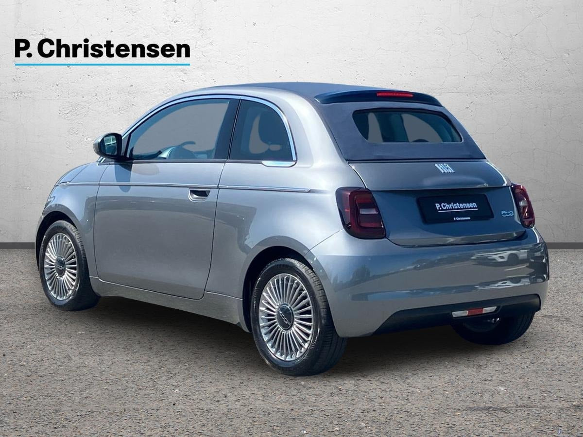 Grå Fiat 500e fra 2023