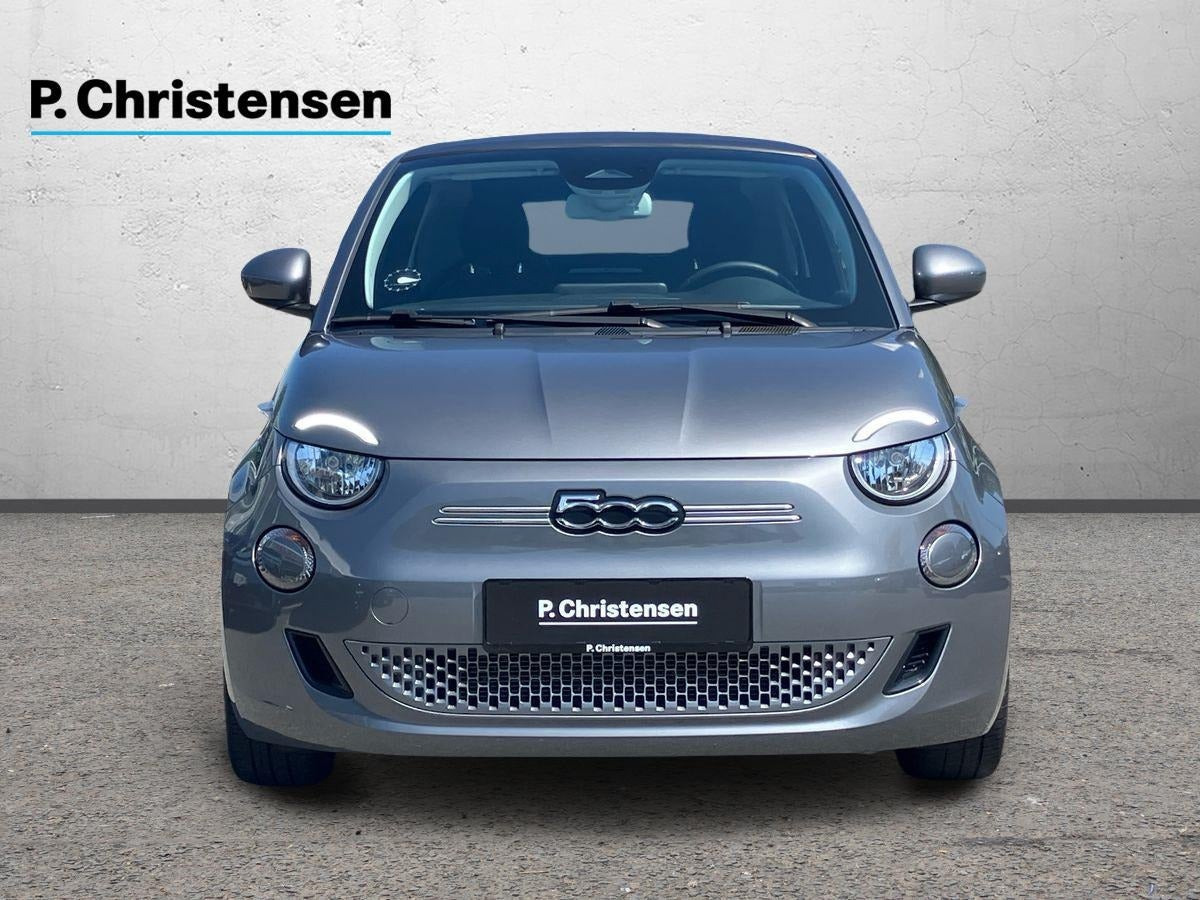 Grå Fiat 500e fra 2023