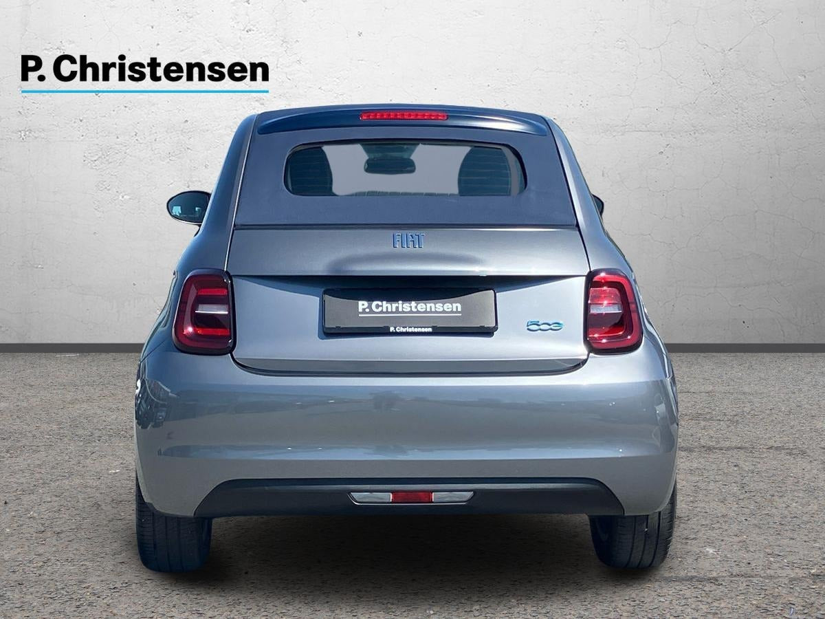 Grå Fiat 500e fra 2023