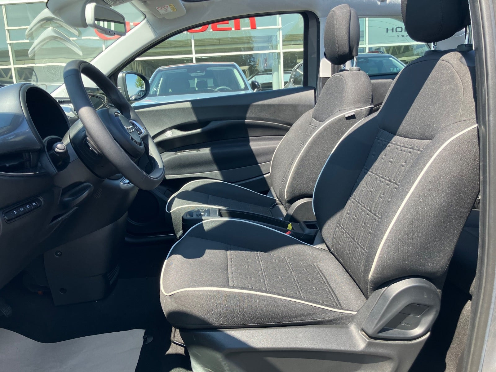 Grå Fiat 500e fra 2023