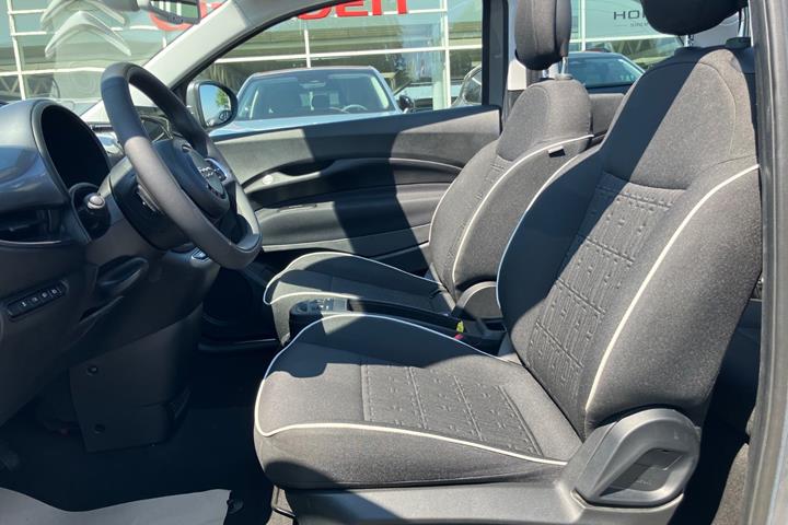 Grå Fiat 500e fra 2023