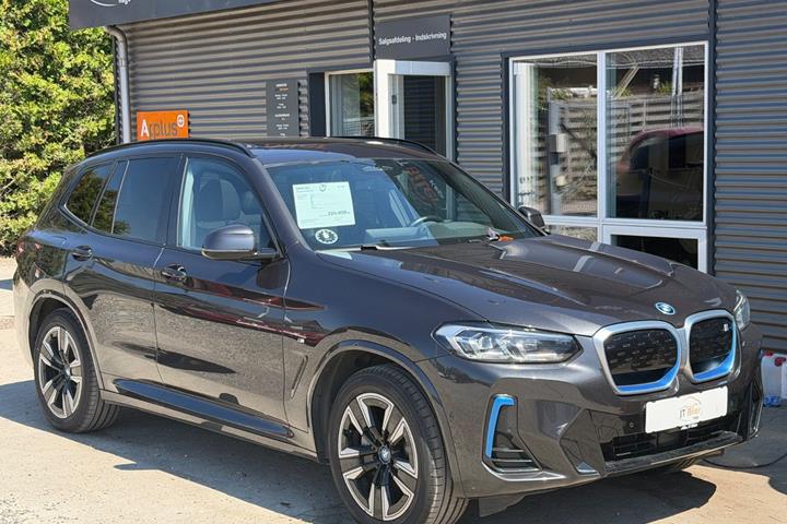 Grå BMW iX3 fra 2023