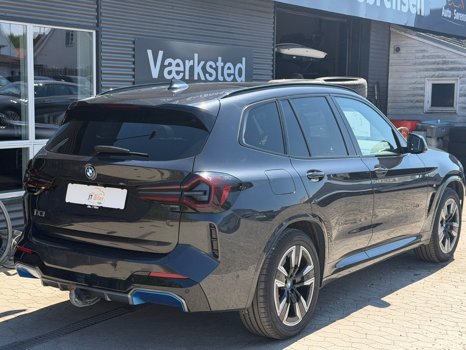 Grå BMW iX3 fra 2023