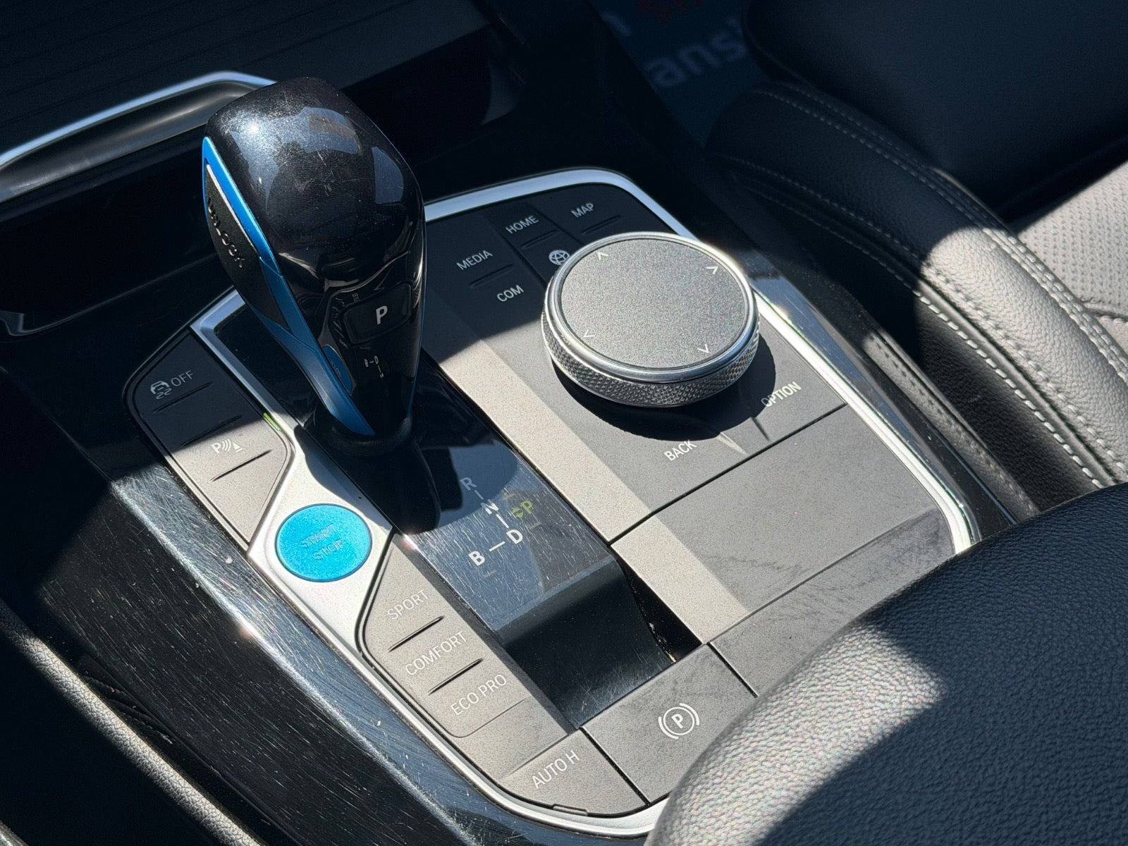 Grå BMW iX3 fra 2023
