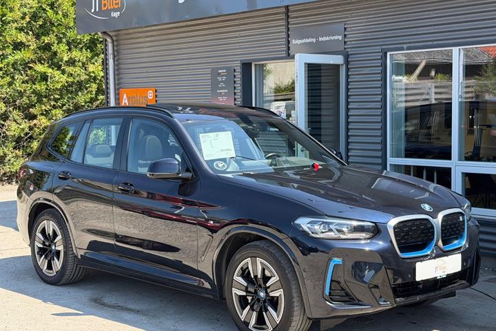 Sort BMW iX3 fra 2022 set udefra