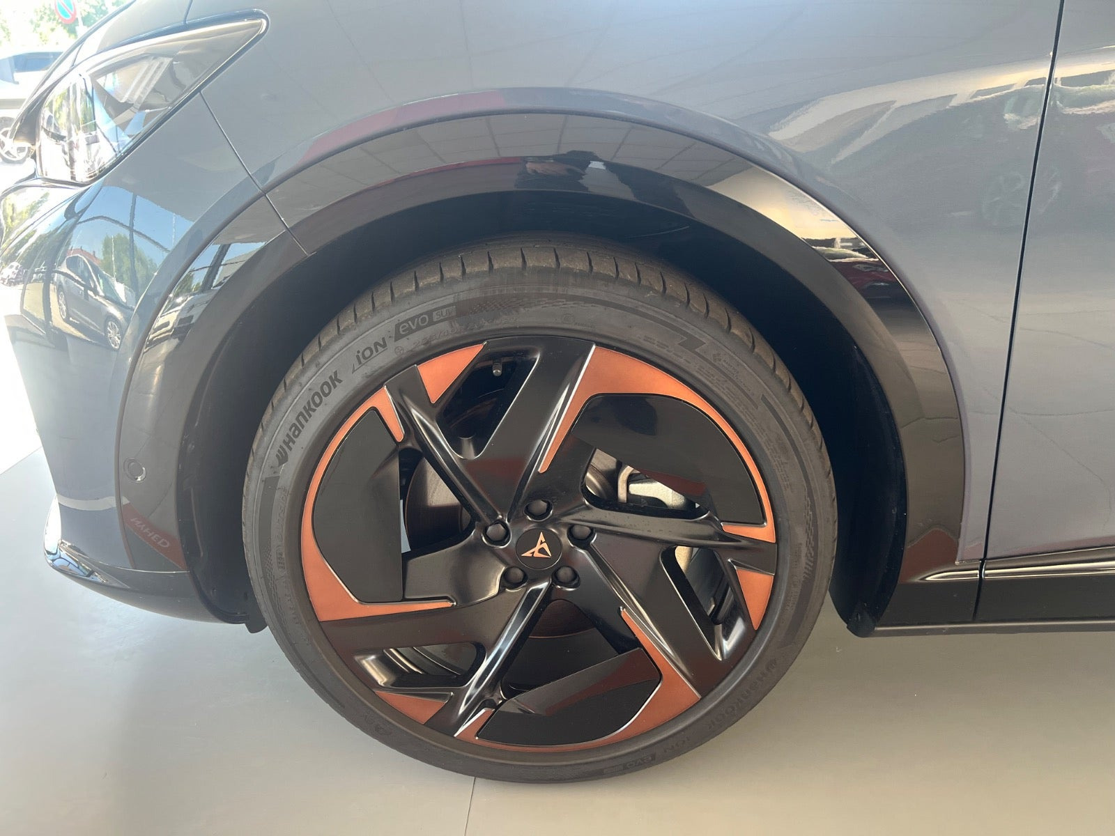 Blå Cupra Tavascan fra 2025
