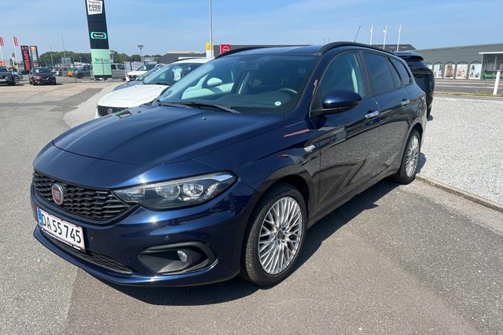 Blå Fiat Tipo fra 2017 set udefra