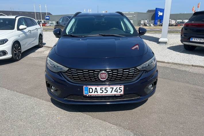Blå Fiat Tipo fra 2017