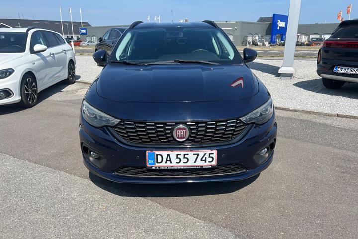 Blå Fiat Tipo fra 2017