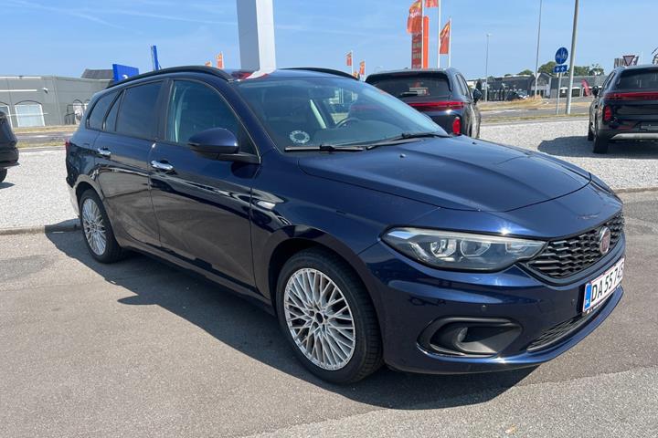 Blå Fiat Tipo fra 2017