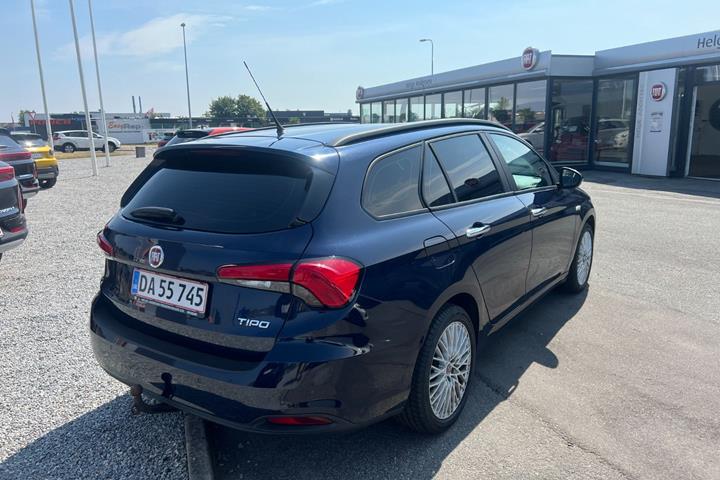 Blå Fiat Tipo fra 2017