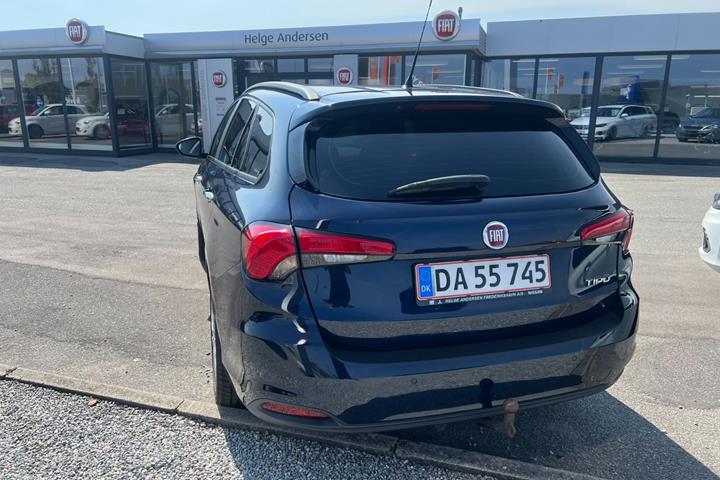 Blå Fiat Tipo fra 2017