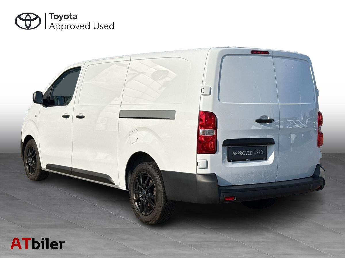 Hvid Toyota ProAce fra 2023