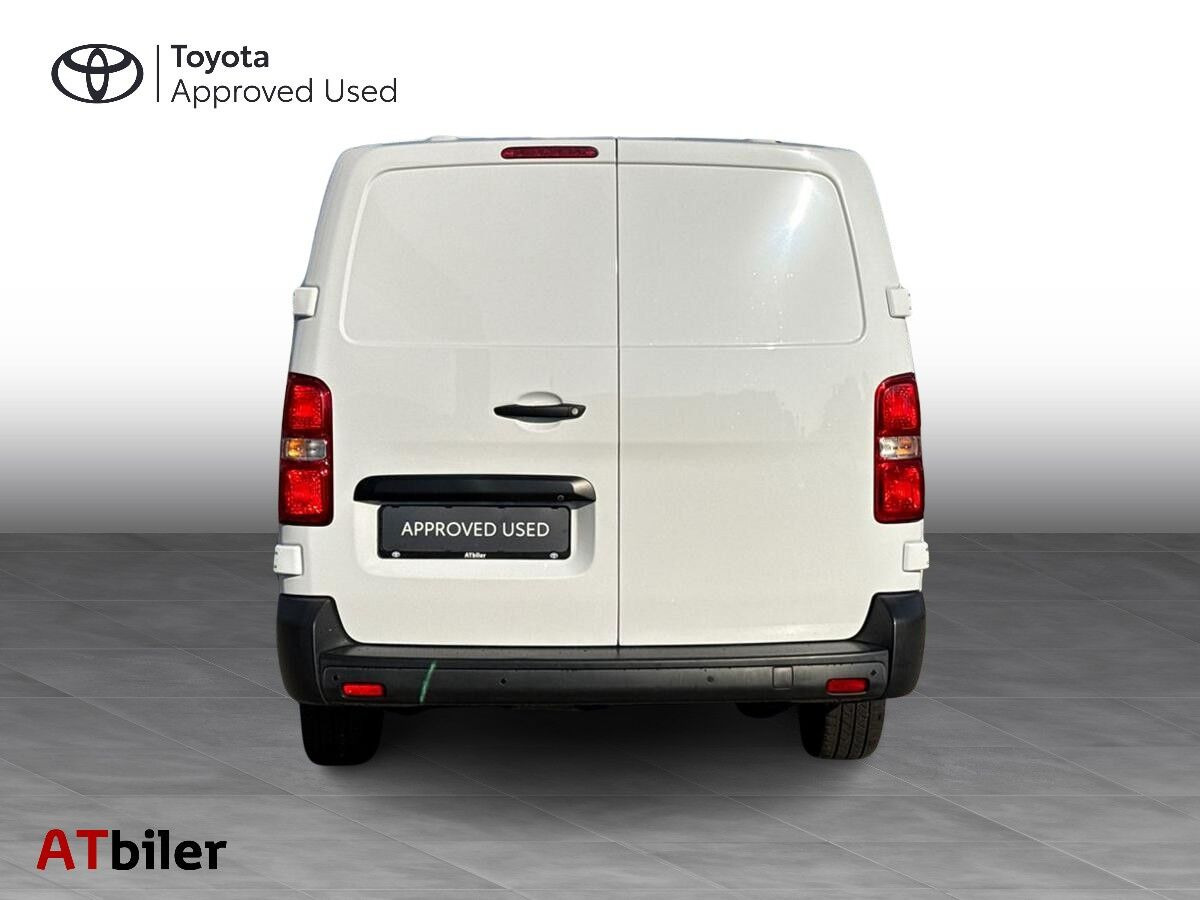Hvid Toyota ProAce fra 2023