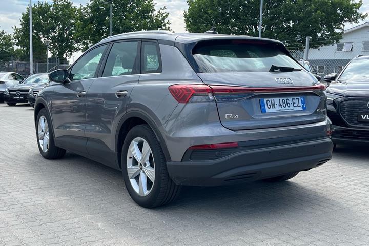 Grå Audi Q4 fra 2024