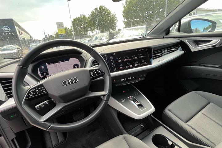 Grå Audi Q4 fra 2024