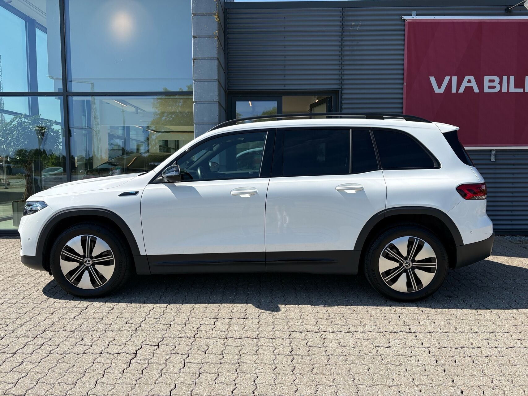 Hvid Mercedes EQB 250 fra 2022