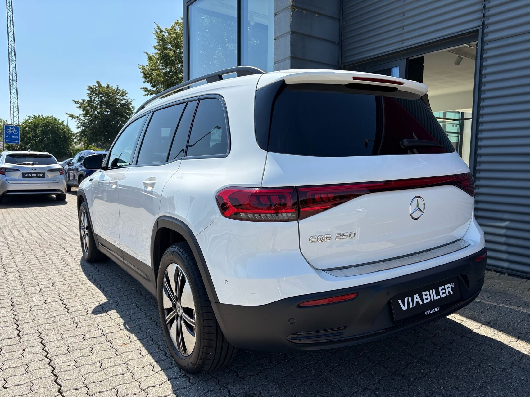 Hvid Mercedes EQB 250 fra 2022