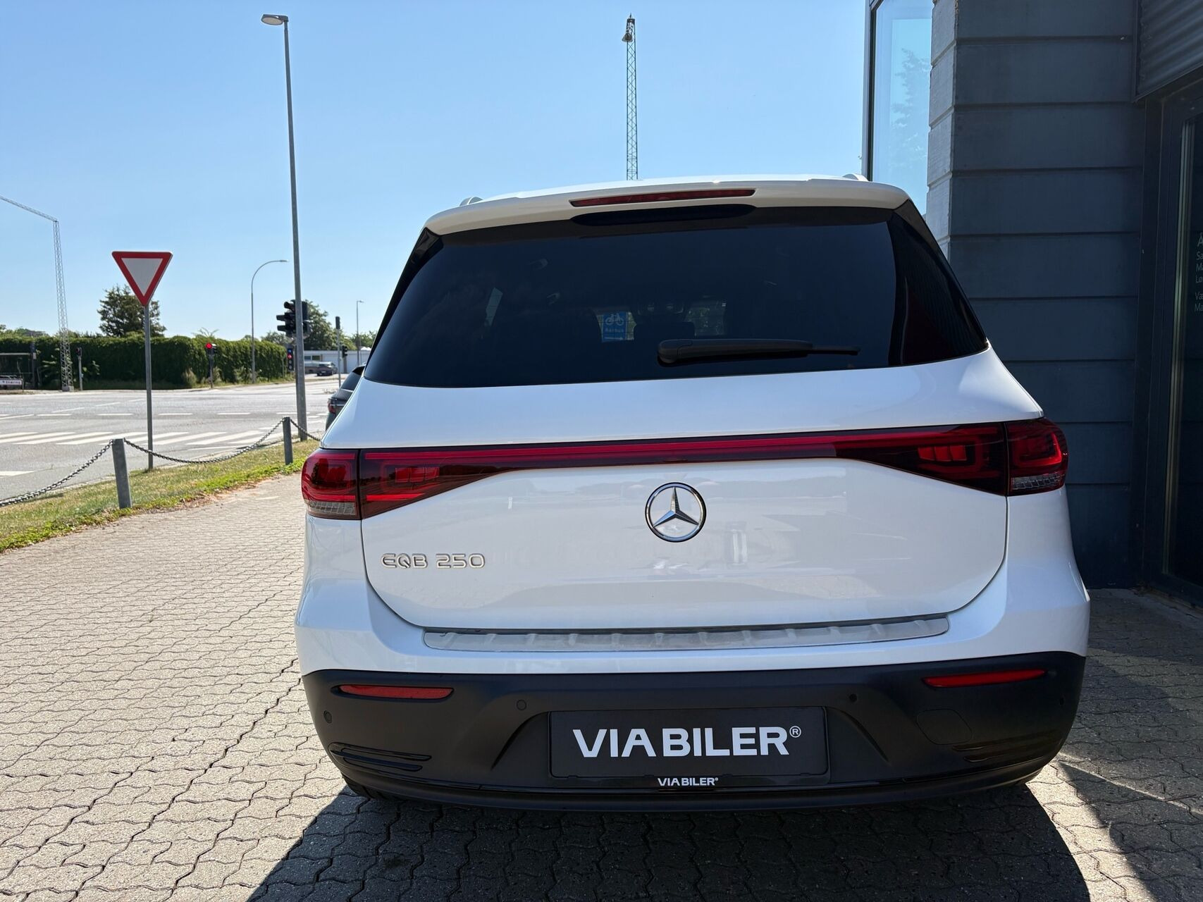 Hvid Mercedes EQB 250 fra 2022