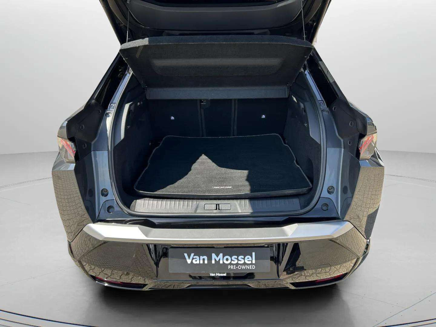 Grå Peugeot e-3008 fra 2025