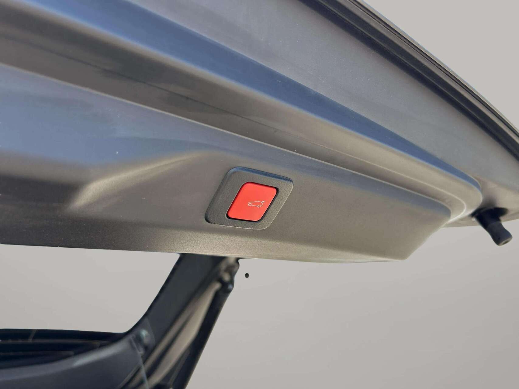 Grå Peugeot e-3008 fra 2025